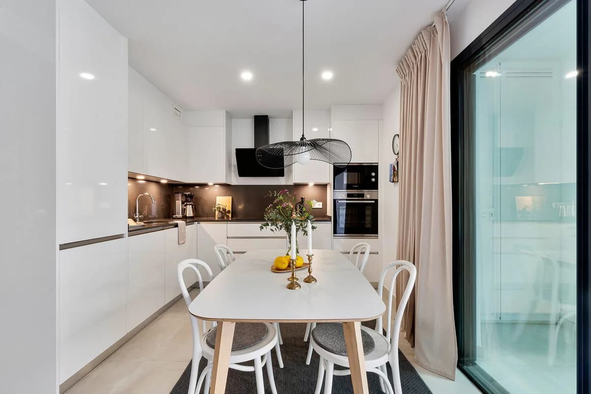 2 Bedroom Middle Floor Apartment for Sale in Los Boliches, Málaga - Image 2