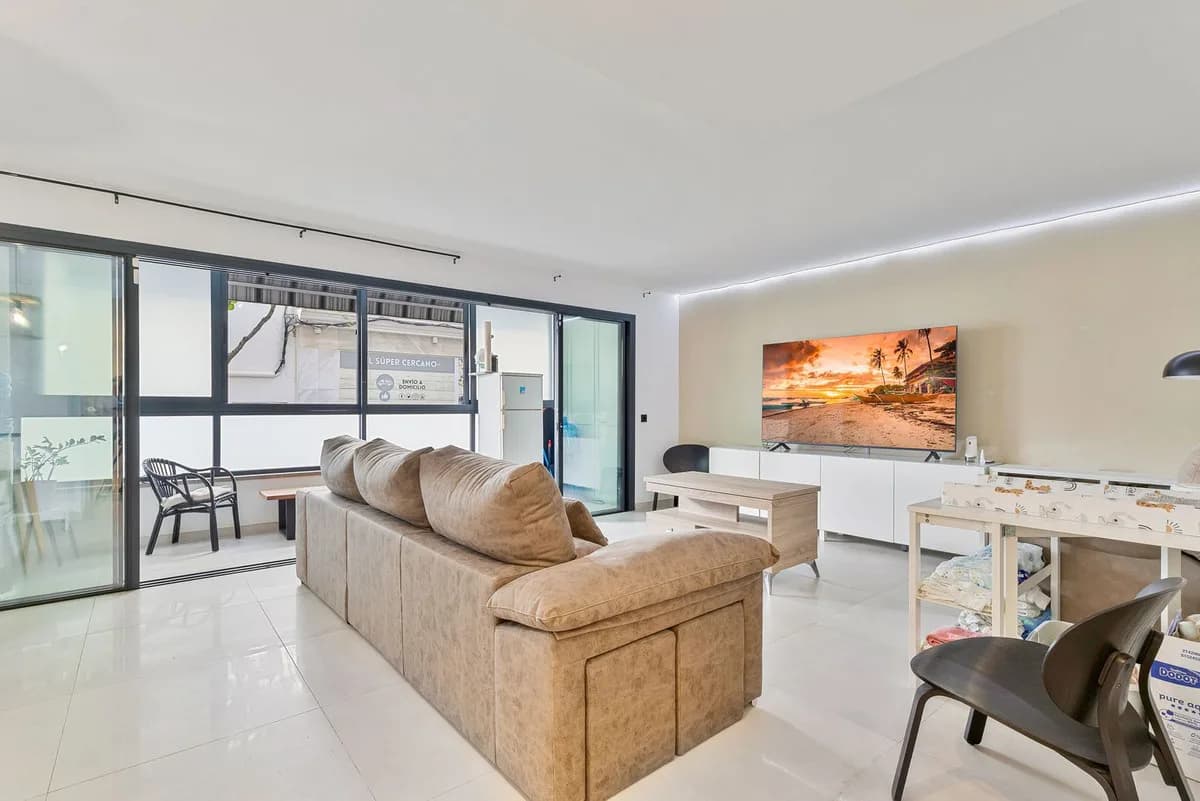 2 Bedroom Middle Floor Apartment for Sale in Los Boliches, Málaga - Image 3