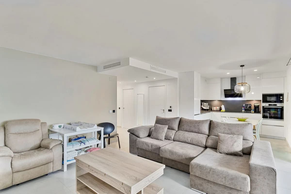 2 Bedroom Middle Floor Apartment for Sale in Los Boliches, Málaga - Image 4