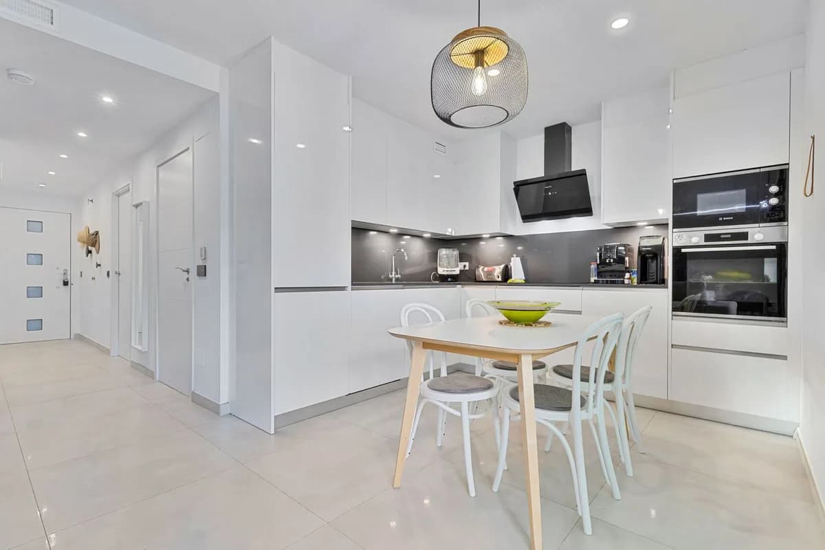 2 Bedroom Middle Floor Apartment for Sale in Los Boliches, Málaga - Image 5