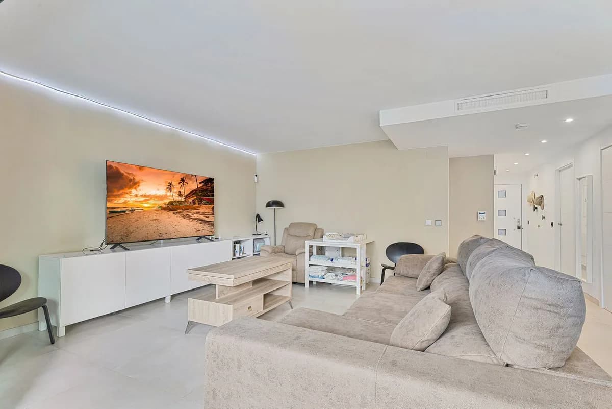 2 Bedroom Middle Floor Apartment for Sale in Los Boliches, Málaga - Image 6