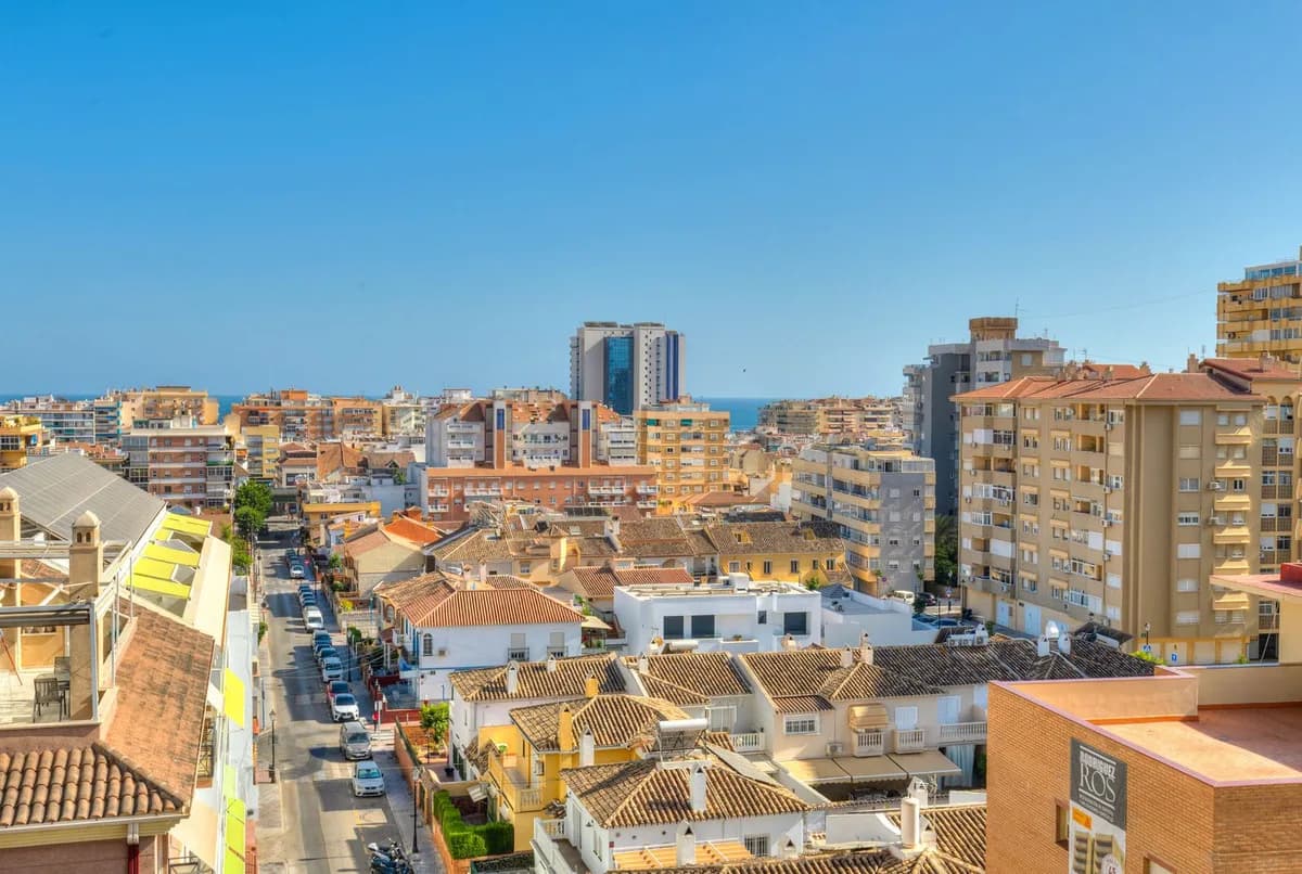 2 Bedroom Middle Floor Apartment for Sale in Los Boliches, Málaga - Image 2