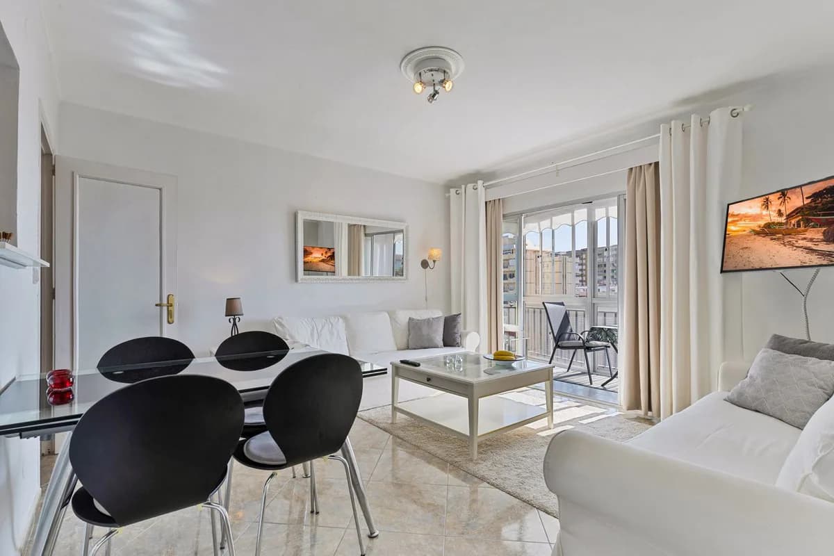 2 Bedroom Middle Floor Apartment for Sale in Los Boliches, Málaga - Image 7