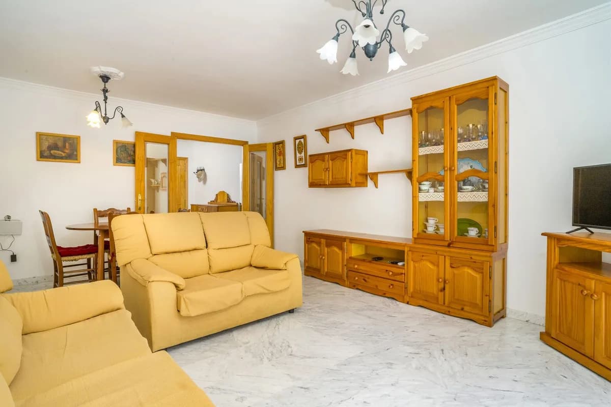3 Bedroom Middle Floor Apartment for Sale in Estepona, Málaga