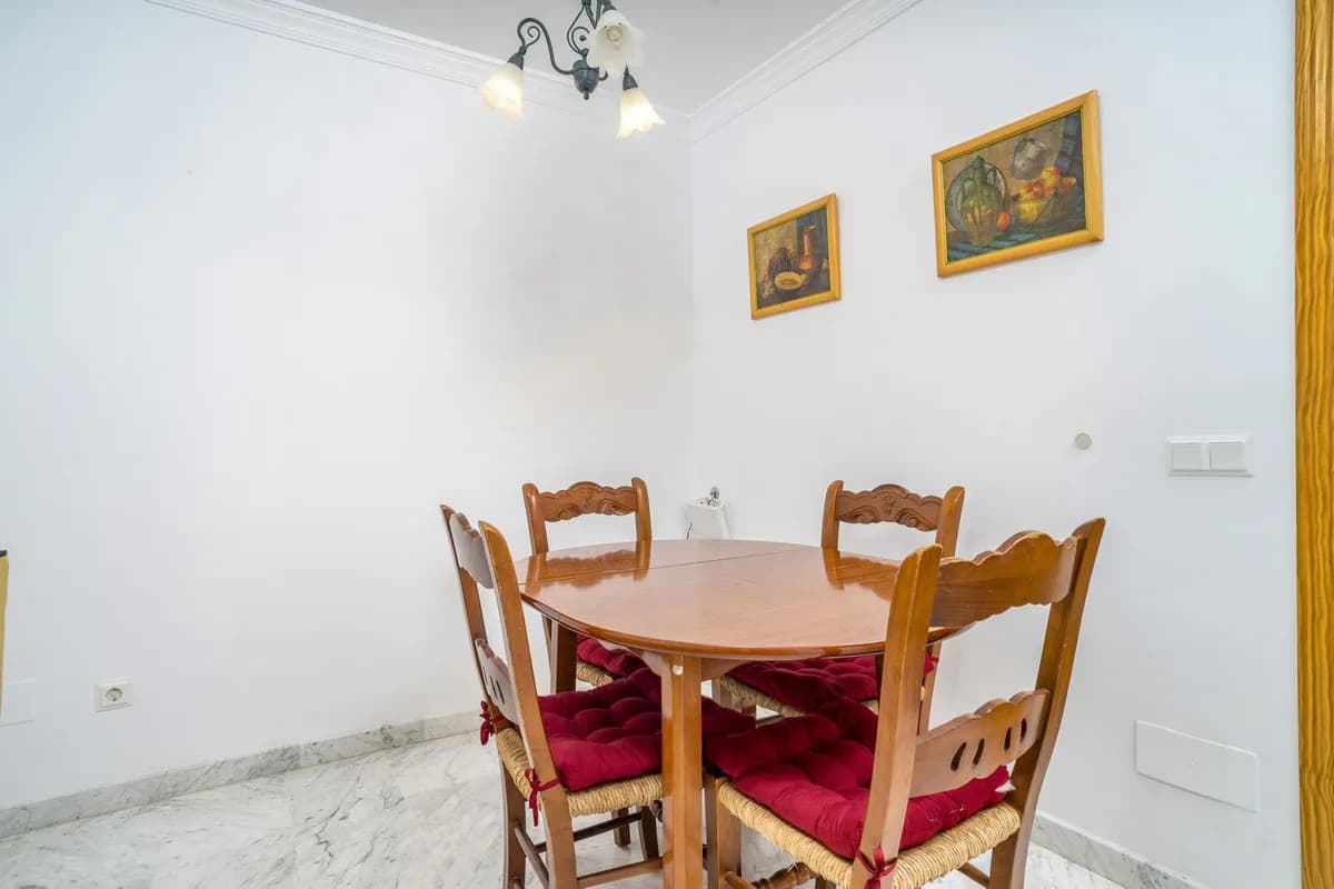 3 Bedroom Middle Floor Apartment for Sale in Estepona, Málaga - Image 2