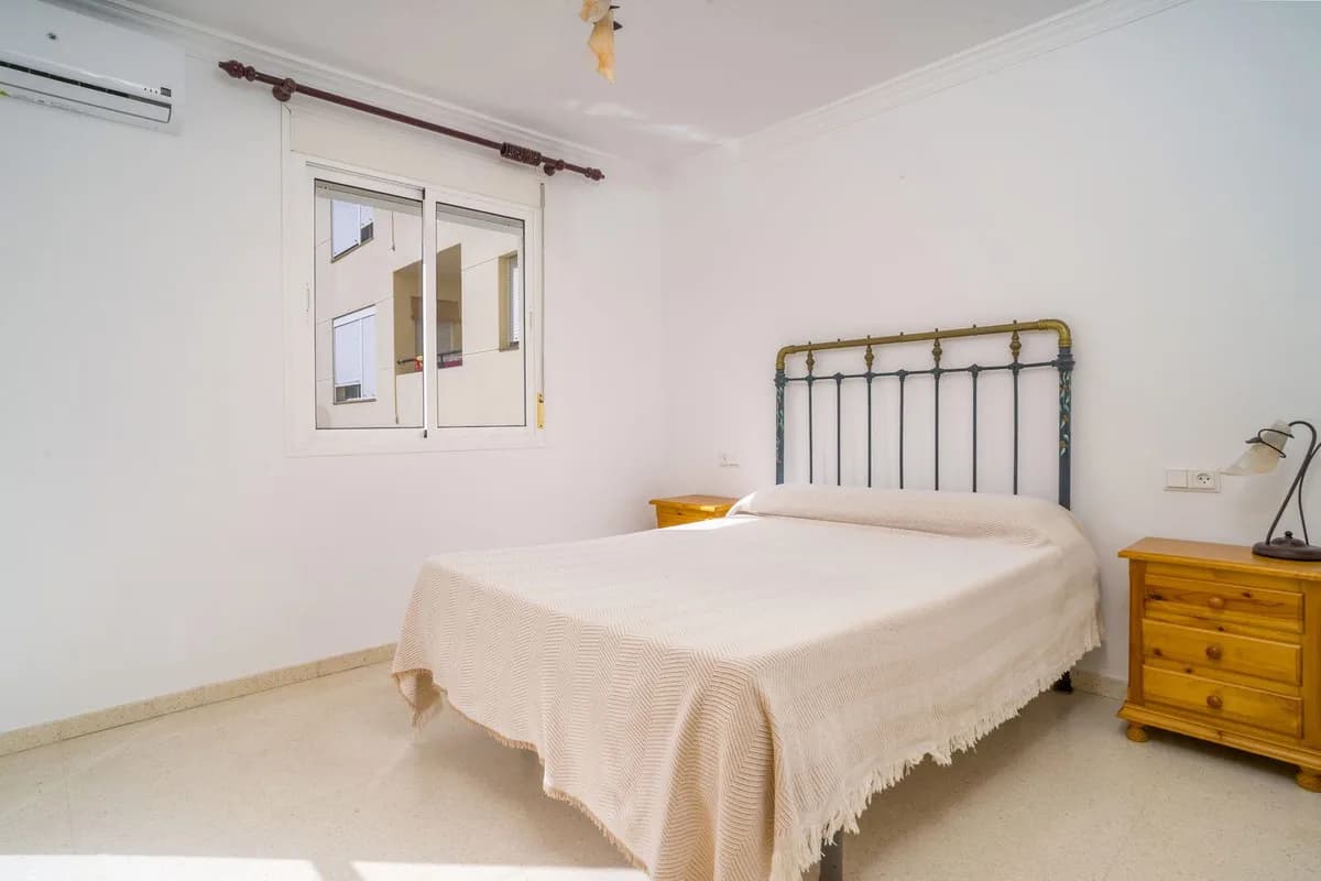 3 Bedroom Middle Floor Apartment for Sale in Estepona, Málaga - Image 3