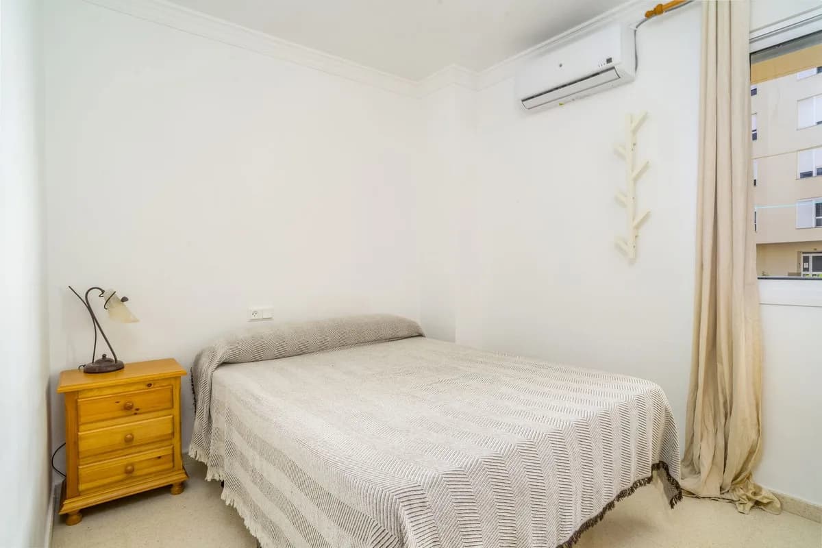 3 Bedroom Middle Floor Apartment for Sale in Estepona, Málaga - Image 4