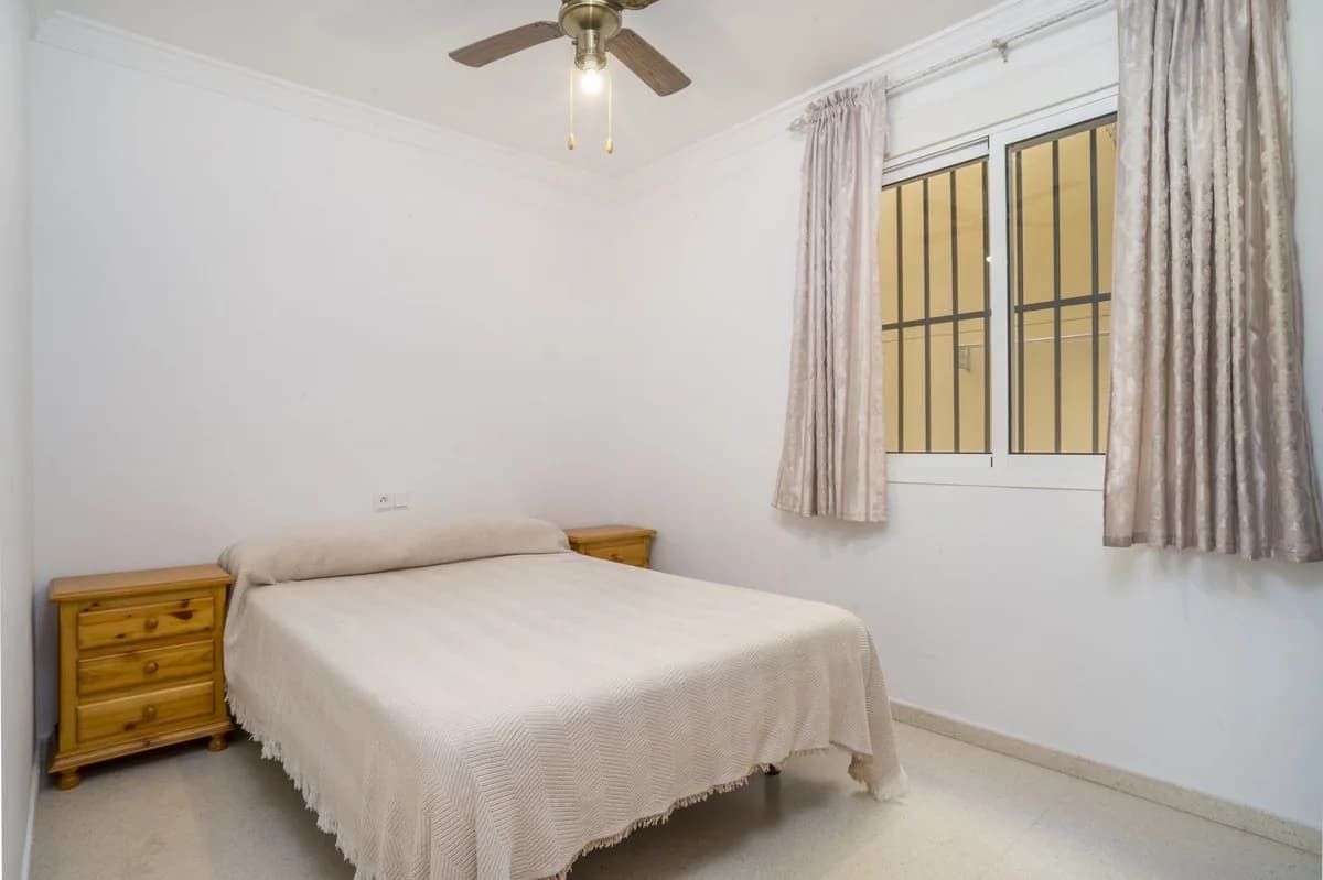 3 Bedroom Middle Floor Apartment for Sale in Estepona, Málaga - Image 5