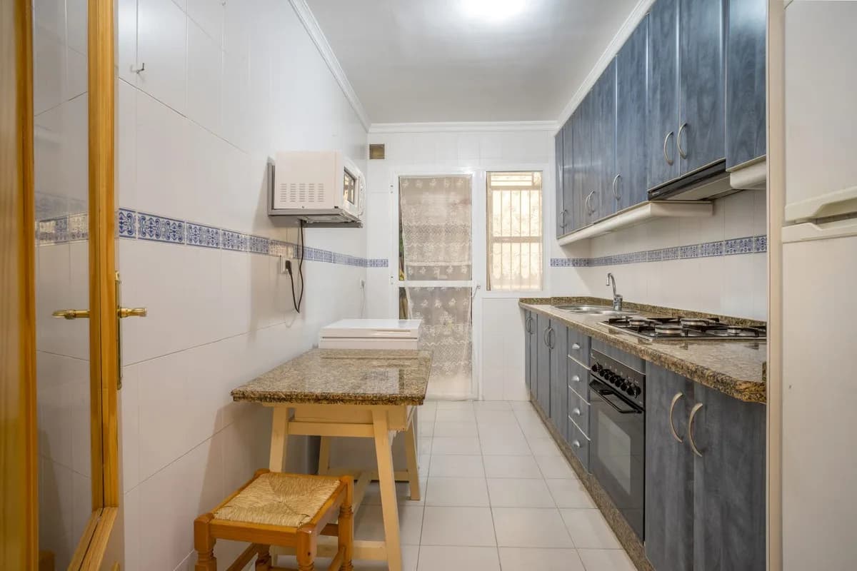 3 Bedroom Middle Floor Apartment for Sale in Estepona, Málaga - Image 6