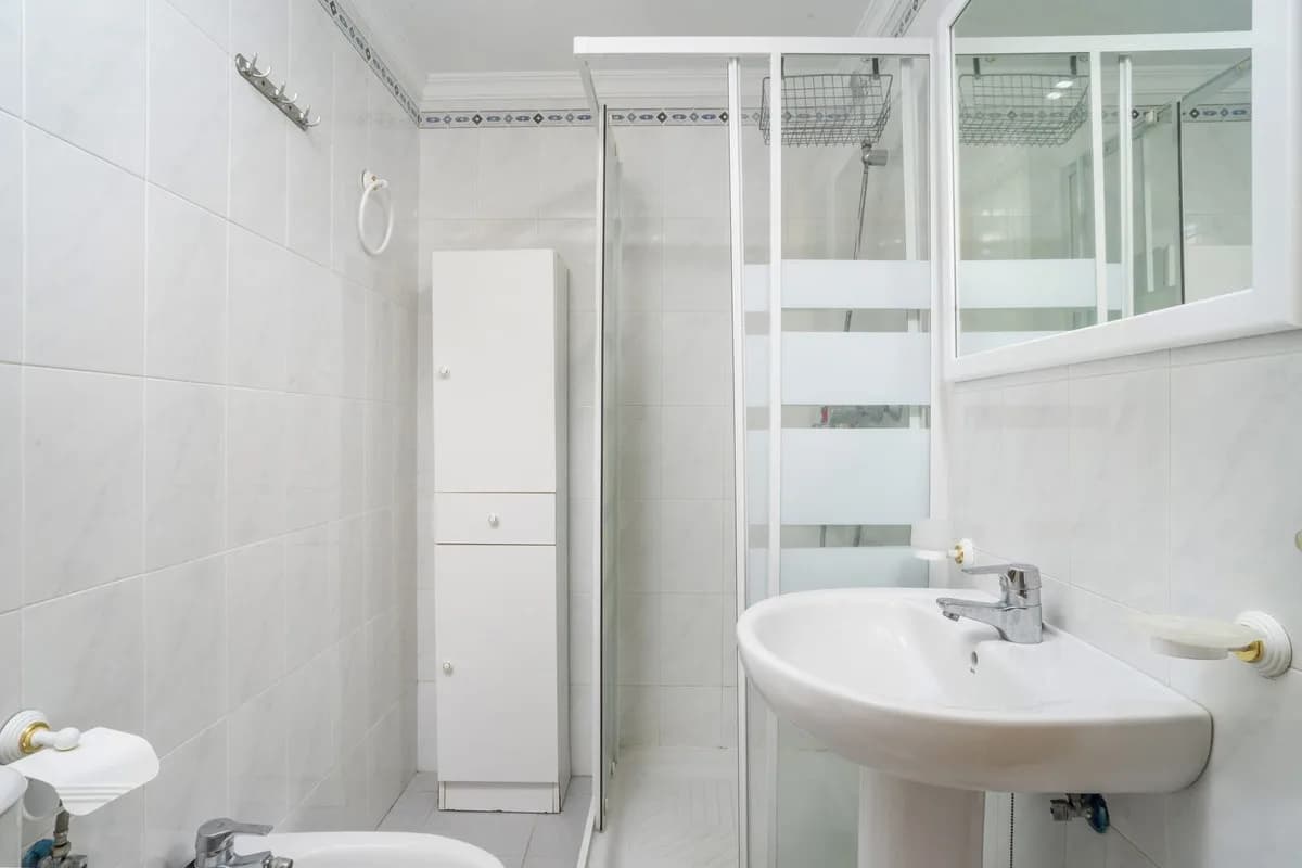 3 Bedroom Middle Floor Apartment for Sale in Estepona, Málaga - Image 7