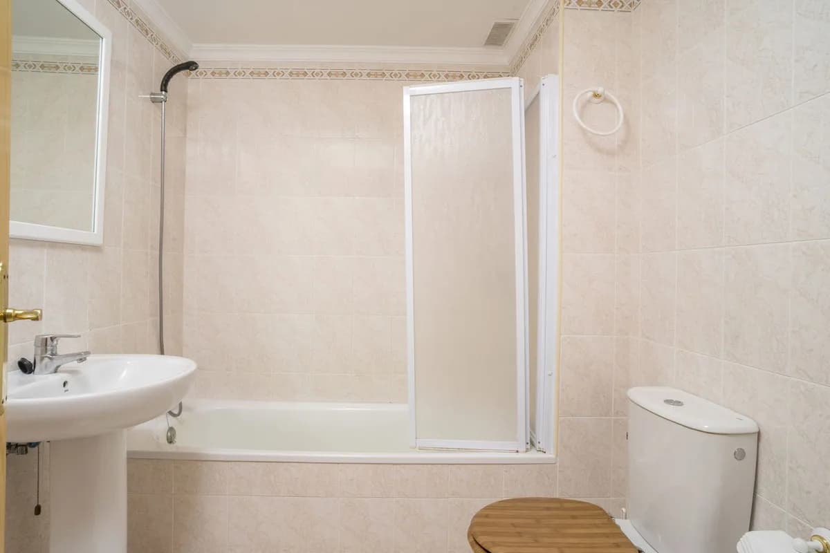 3 Bedroom Middle Floor Apartment for Sale in Estepona, Málaga - Image 8