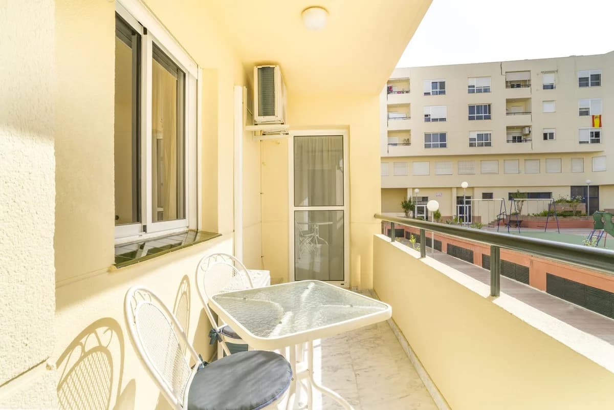 3 Bedroom Middle Floor Apartment for Sale in Estepona, Málaga - Image 9