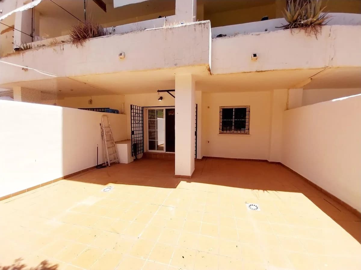 2 Bedroom Ground Floor Apartment for Sale in Benalmadena, Málaga - Image 2