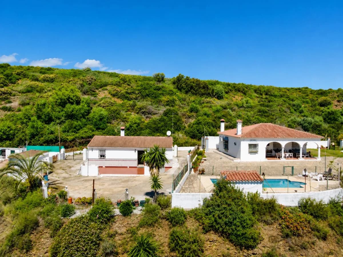 6 Bedroom Finca - Cortijo for Sale in Estepona, Málaga - Image 2