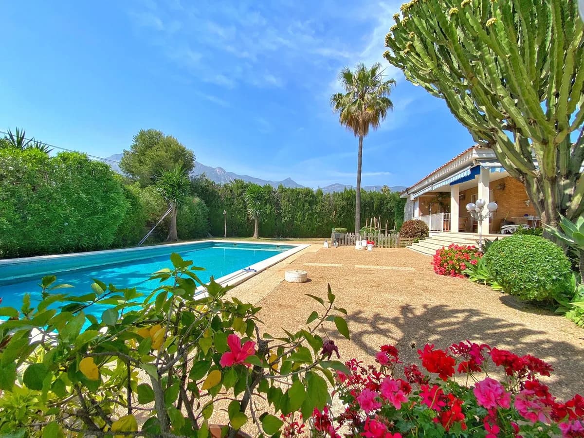 4 Bedroom Detached Villa for Sale in Marbella, Málaga - Image 2
