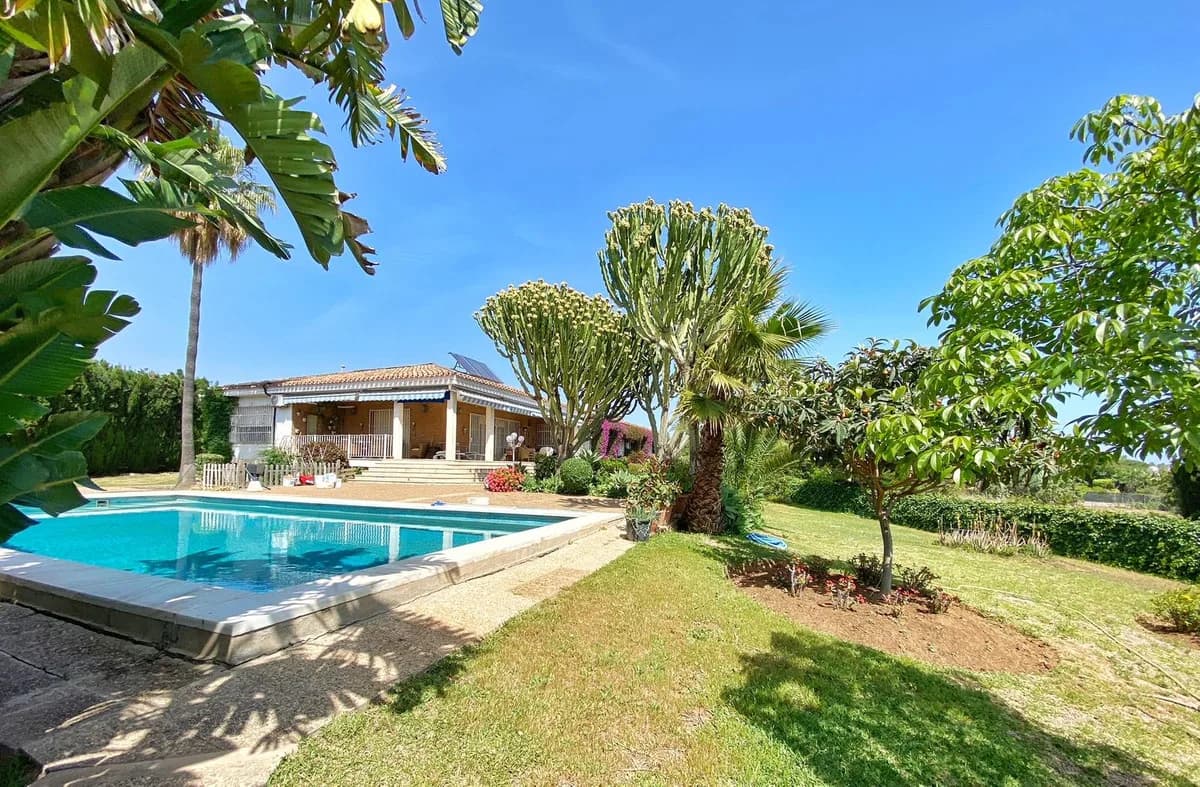 4 Bedroom Detached Villa for Sale in Marbella, Málaga - Image 6