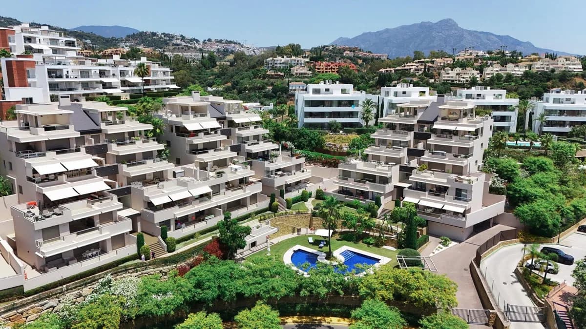 3 Bedroom Middle Floor Apartment for Sale in Benahavís, Málaga