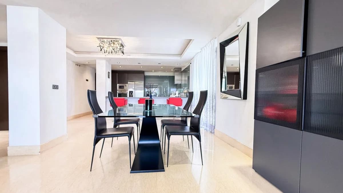 3 Bedroom Middle Floor Apartment for Sale in Benahavís, Málaga - Image 2