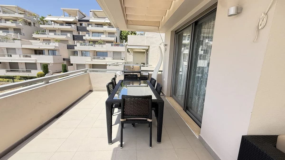 3 Bedroom Middle Floor Apartment for Sale in Benahavís, Málaga - Image 3