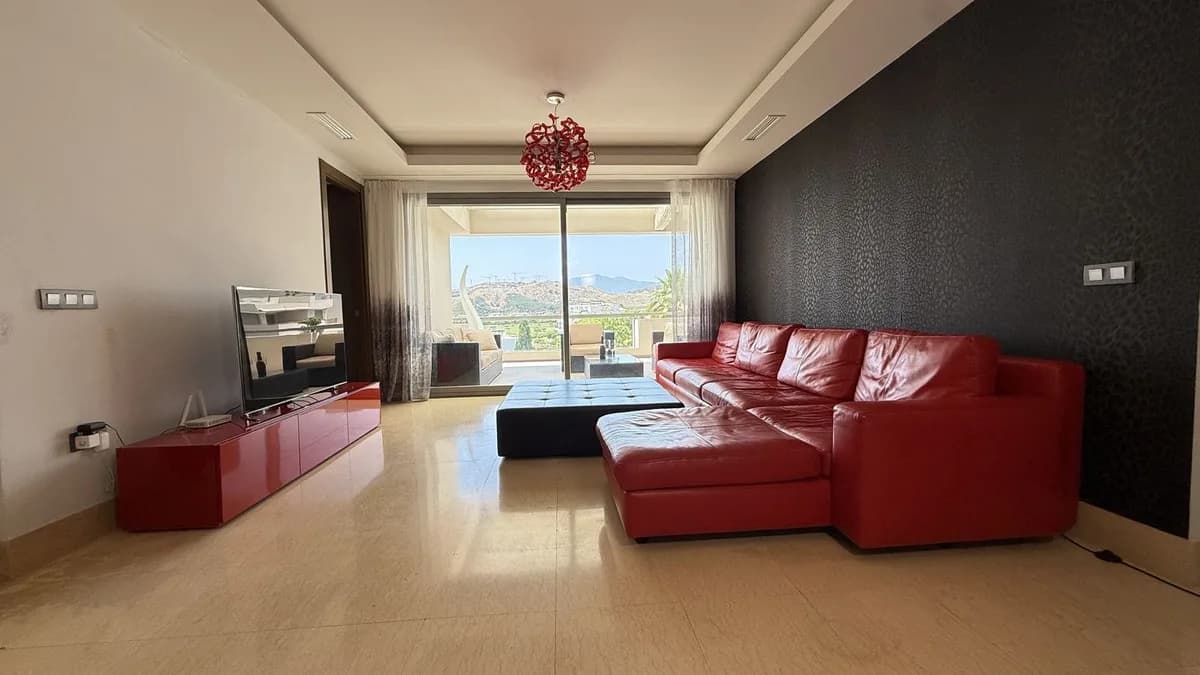 3 Bedroom Middle Floor Apartment for Sale in Benahavís, Málaga - Image 4