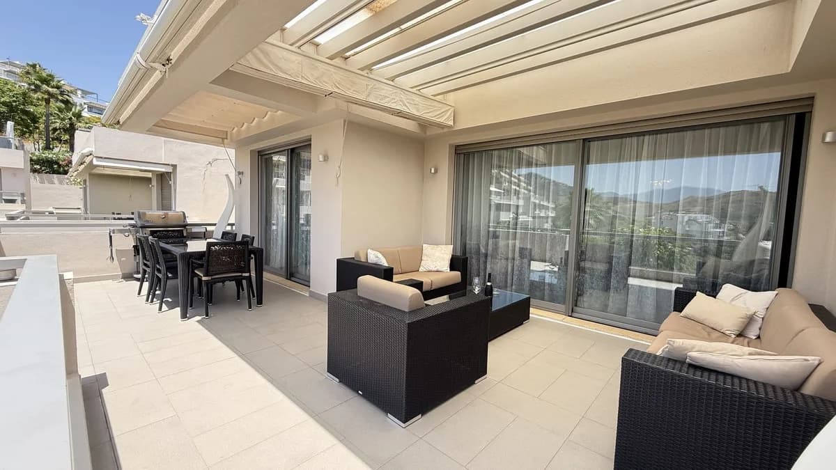 3 Bedroom Middle Floor Apartment for Sale in Benahavís, Málaga - Image 5