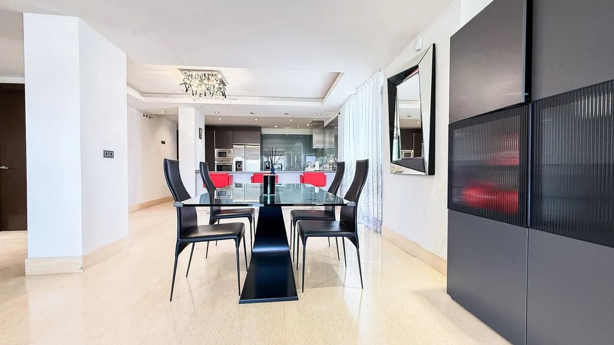 3 Bedroom Middle Floor Apartment for Sale in Benahavís, Málaga - Image 7