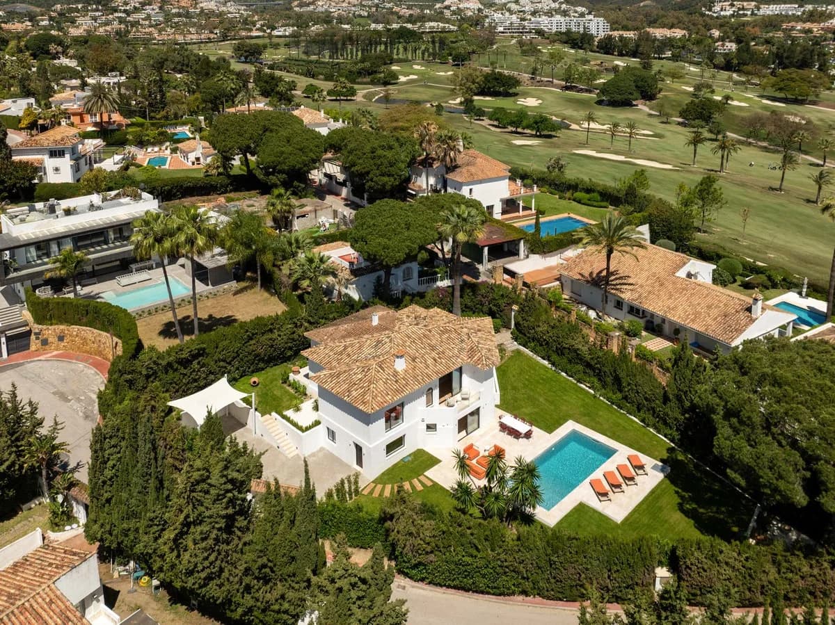 4 Bedroom Detached Villa for Sale in Las Brisas, Málaga - Image 4