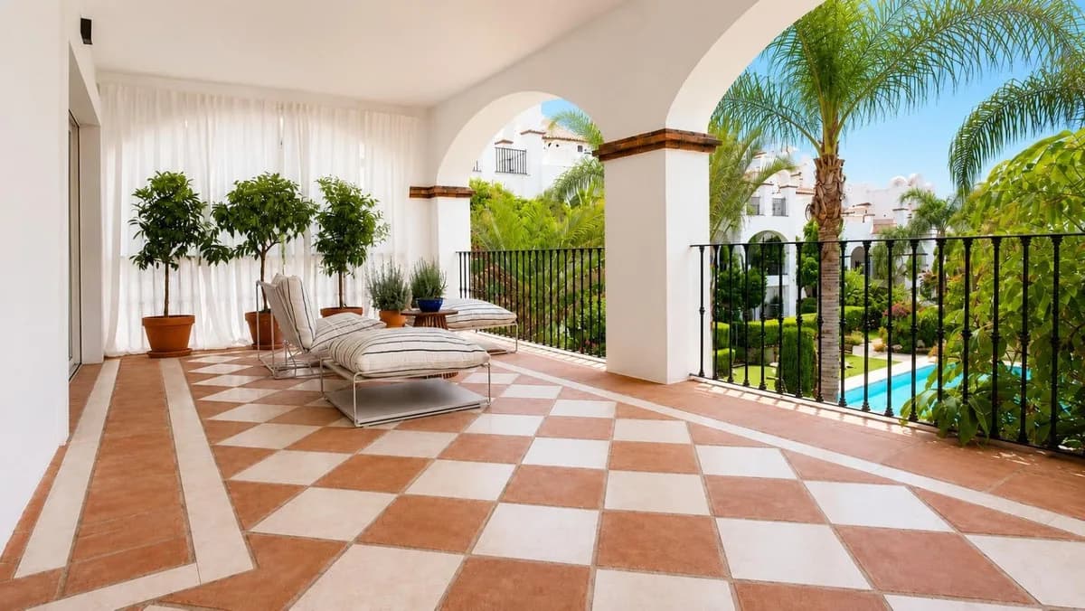 3 Bedroom Middle Floor Apartment for Sale in Nagüeles, Málaga - Image 2