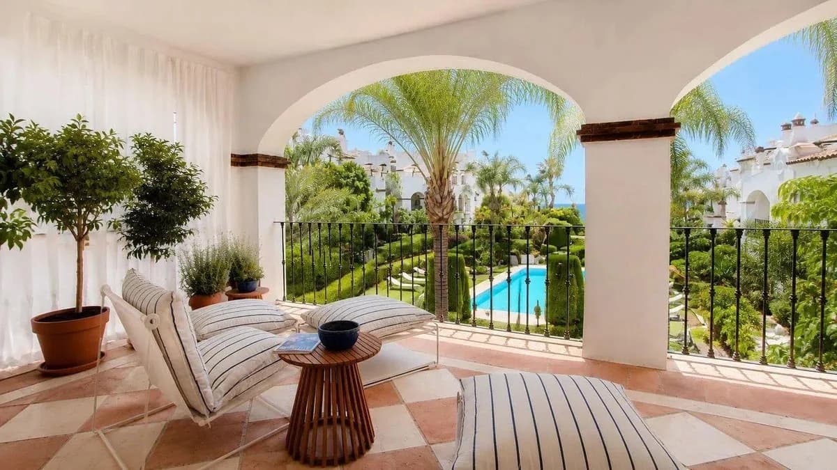 3 Bedroom Middle Floor Apartment for Sale in Nagüeles, Málaga - Image 3