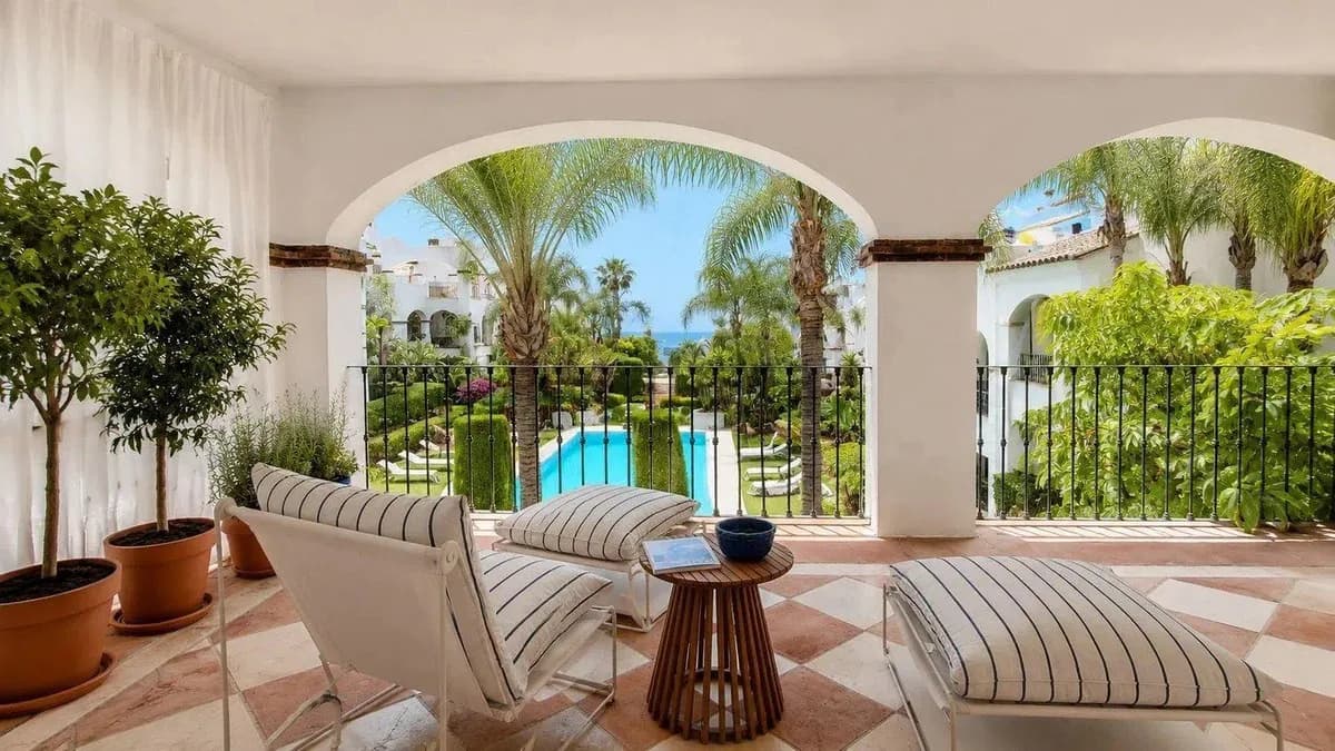 3 Bedroom Middle Floor Apartment for Sale in Nagüeles, Málaga - Image 4