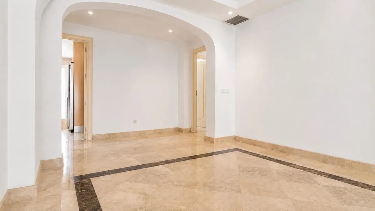 3 Bedroom Middle Floor Apartment for Sale in Nagüeles, Málaga - Image 5