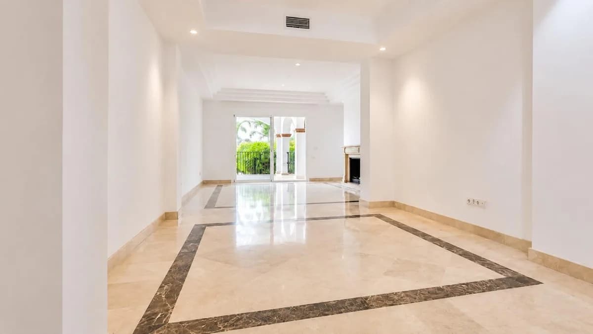 3 Bedroom Middle Floor Apartment for Sale in Nagüeles, Málaga - Image 6