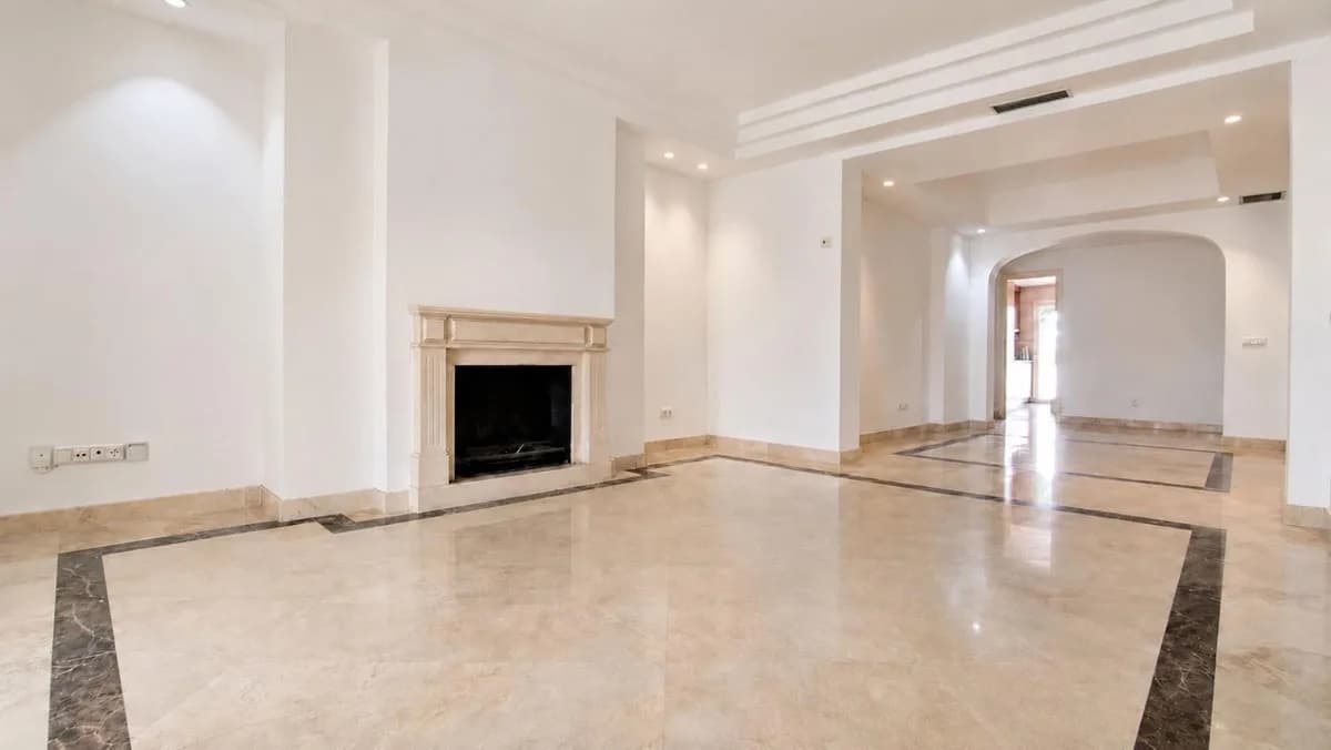 3 Bedroom Middle Floor Apartment for Sale in Nagüeles, Málaga - Image 7