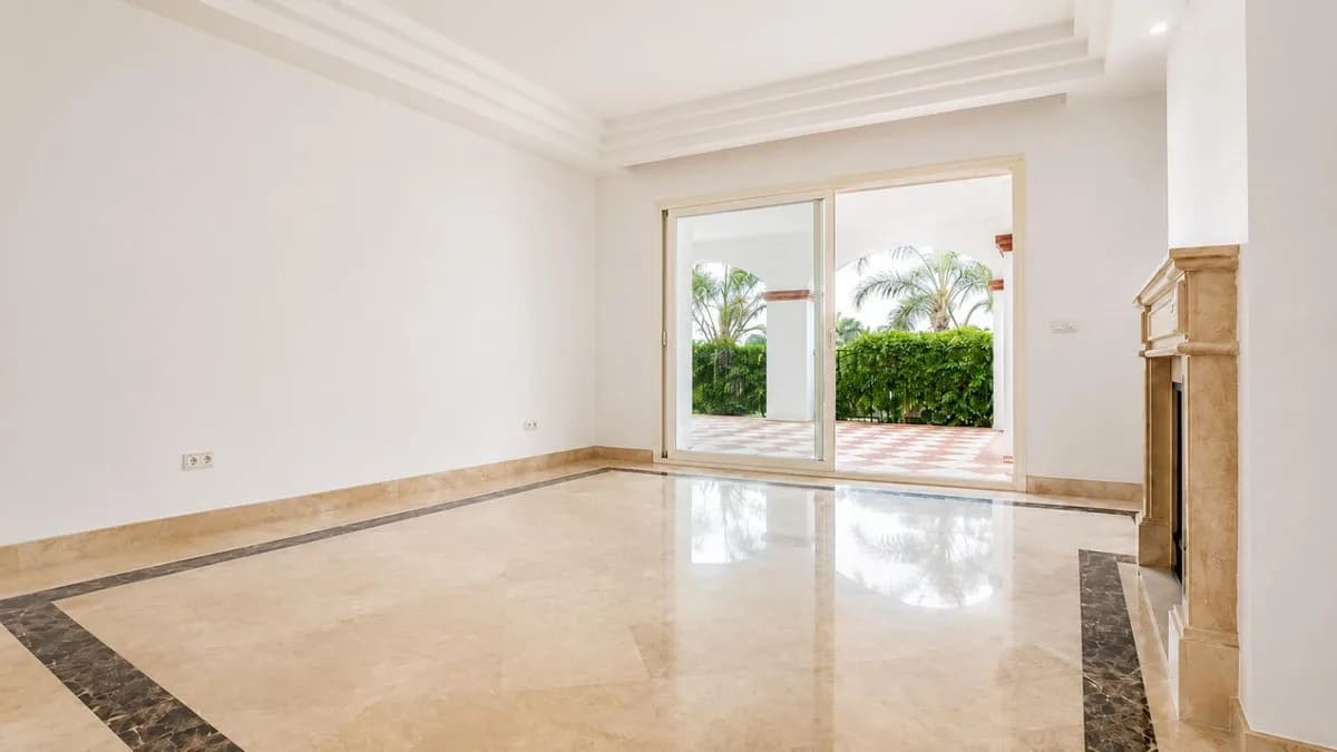 3 Bedroom Middle Floor Apartment for Sale in Nagüeles, Málaga - Image 8