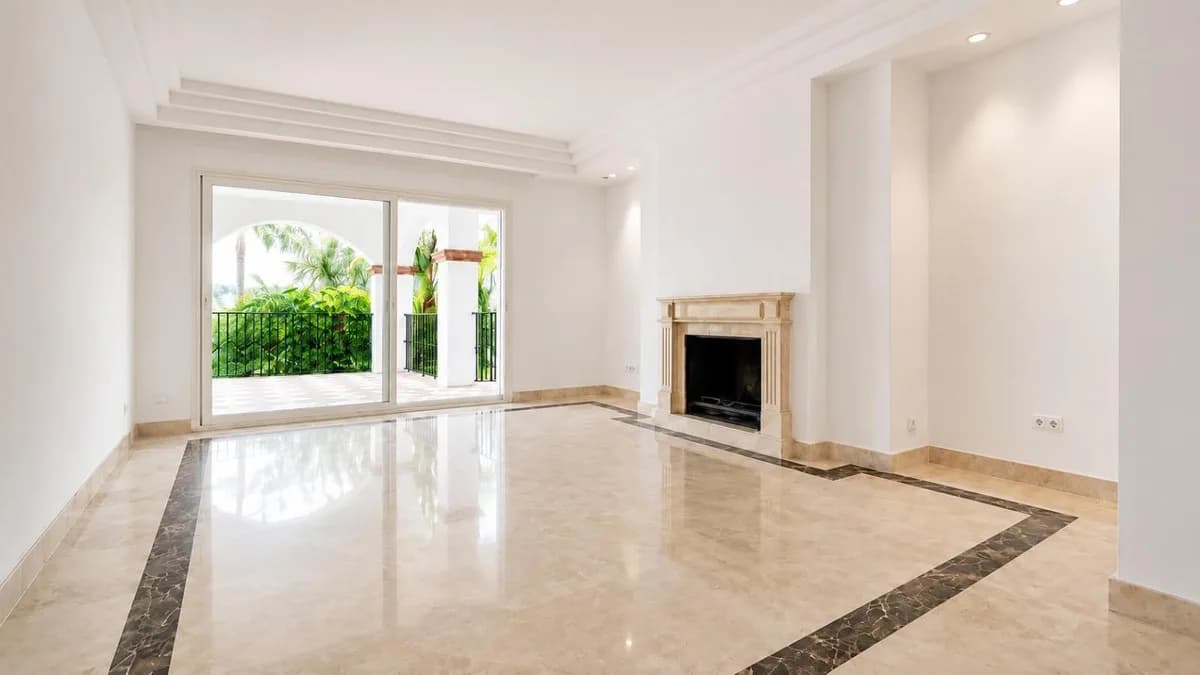 3 Bedroom Middle Floor Apartment for Sale in Nagüeles, Málaga - Image 9