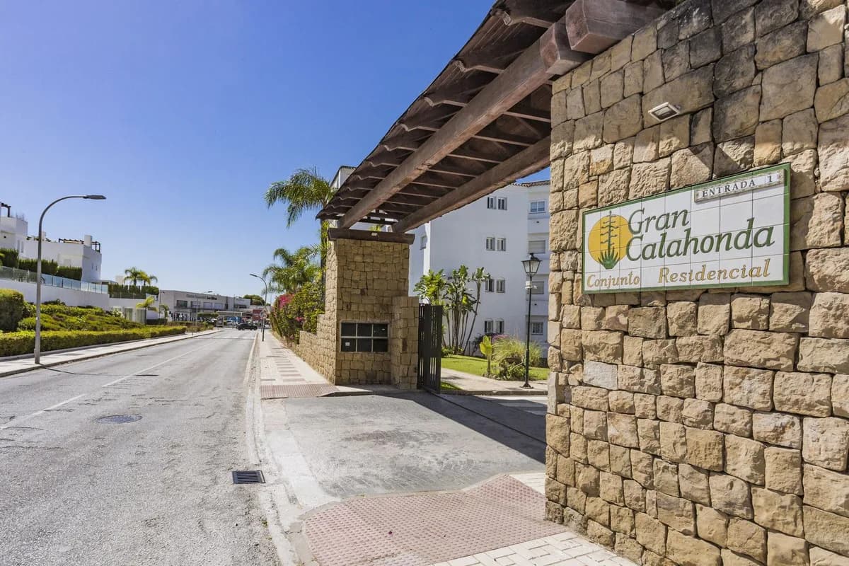 2 Bedroom Middle Floor Apartment for Sale in Calahonda, Málaga - Image 2
