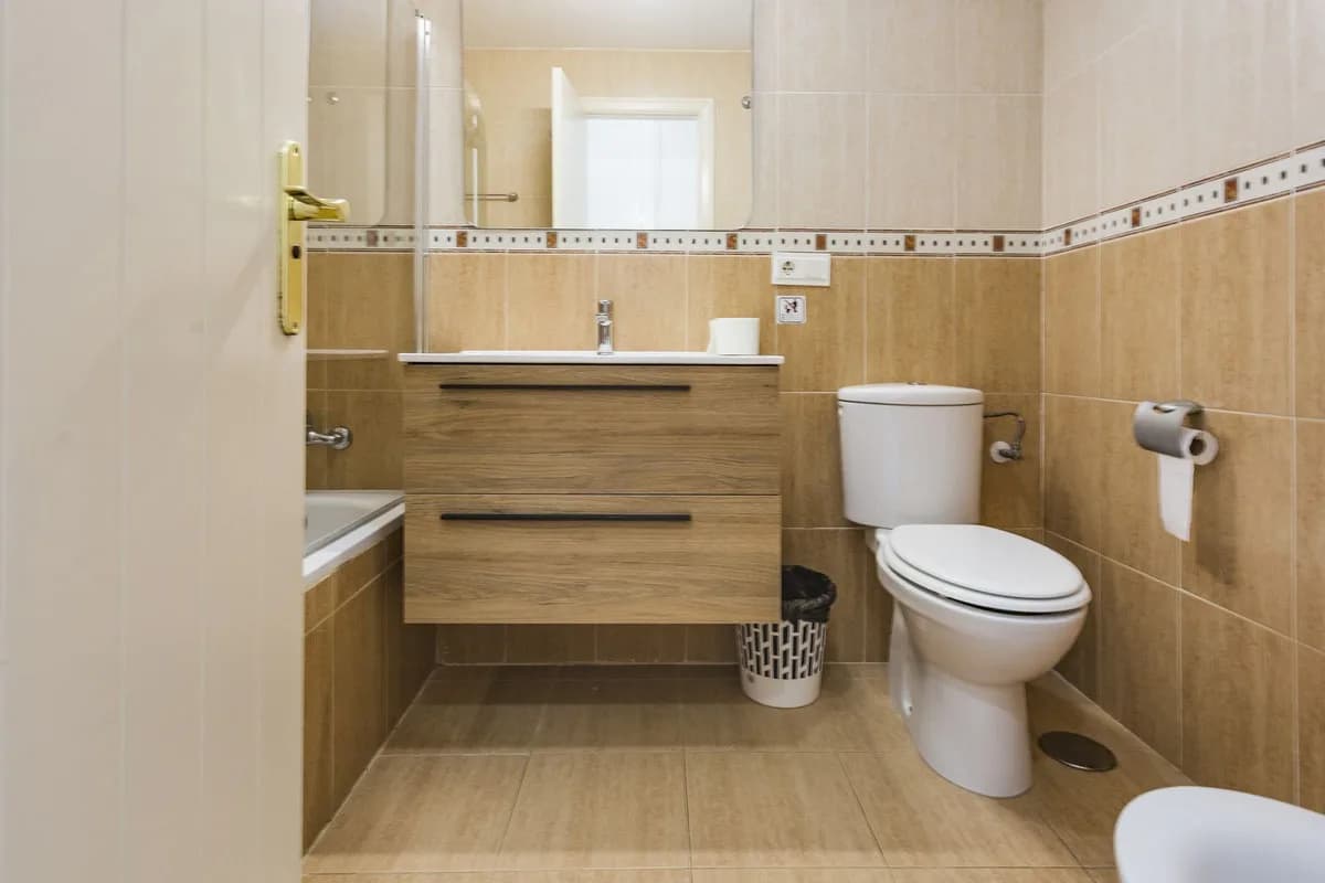 2 Bedroom Middle Floor Apartment for Sale in Calahonda, Málaga - Image 8