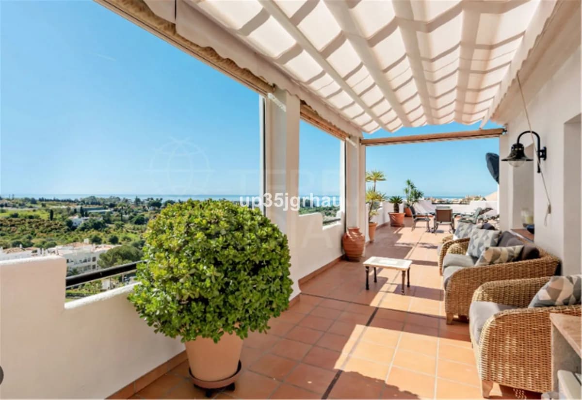 2 Bedroom Middle Floor Apartment for Sale in Selwo, Málaga