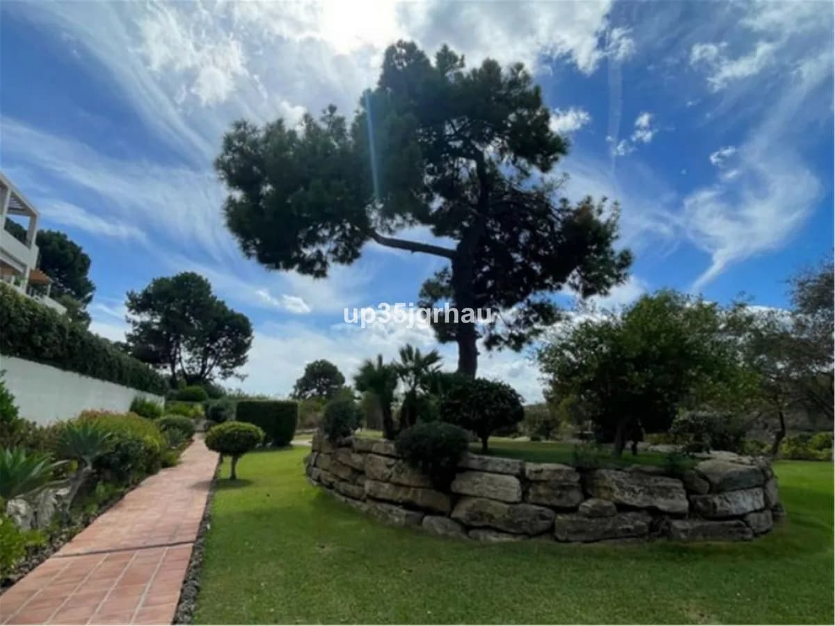 2 Bedroom Middle Floor Apartment for Sale in Selwo, Málaga - Image 7