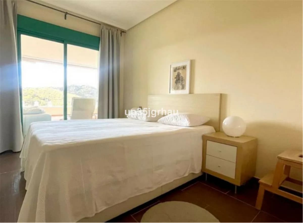 2 Bedroom Middle Floor Apartment for Sale in Selwo, Málaga - Image 8