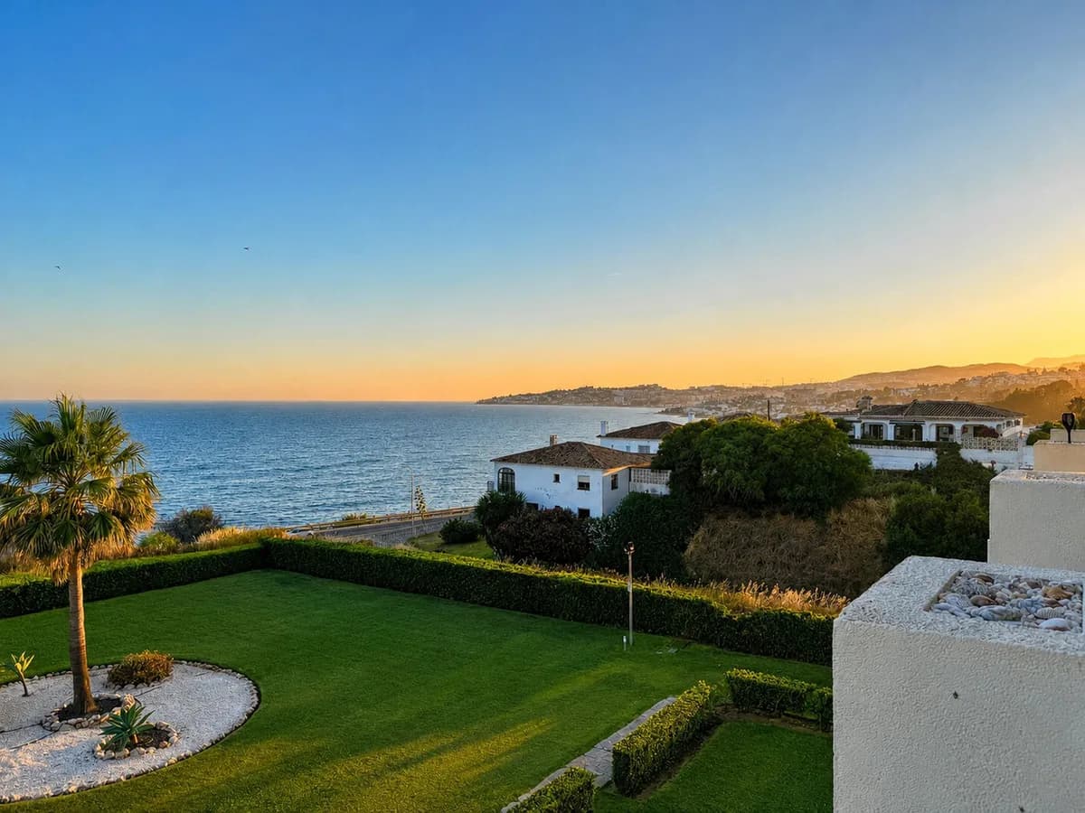 2 Bedroom Middle Floor Apartment for Sale in El Chaparral, Málaga