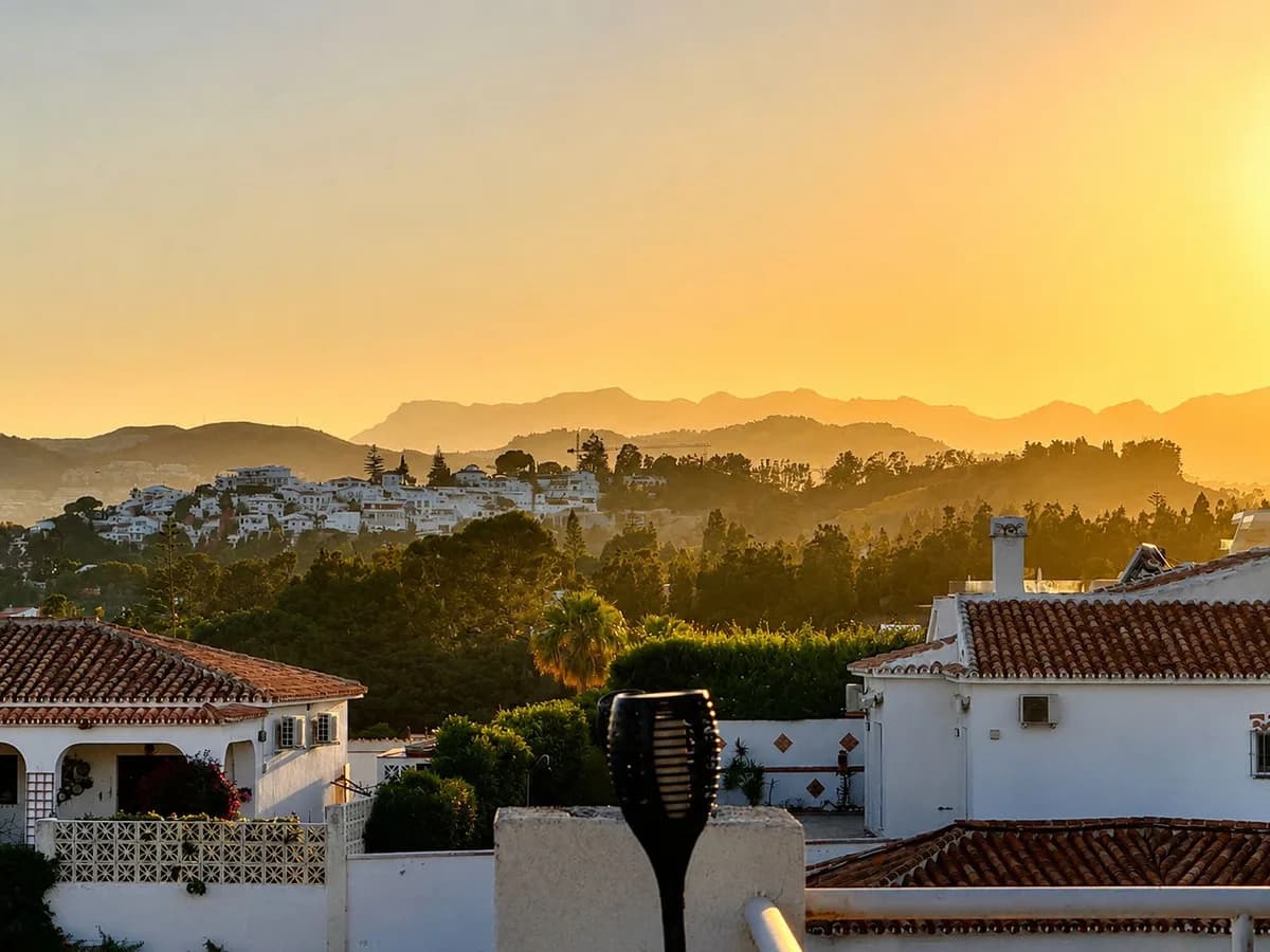 2 Bedroom Middle Floor Apartment for Sale in El Chaparral, Málaga - Image 2