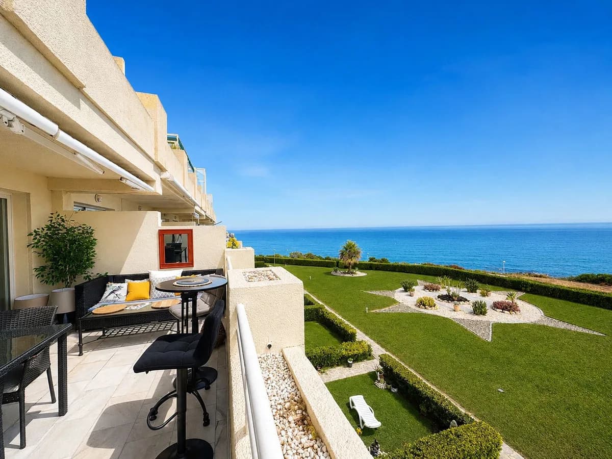 2 Bedroom Middle Floor Apartment for Sale in El Chaparral, Málaga - Image 3