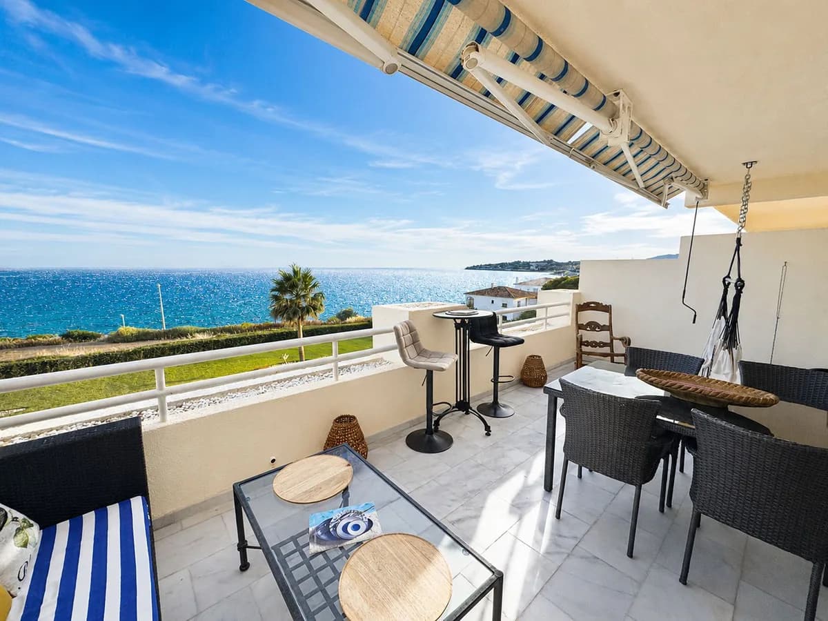 2 Bedroom Middle Floor Apartment for Sale in El Chaparral, Málaga - Image 4