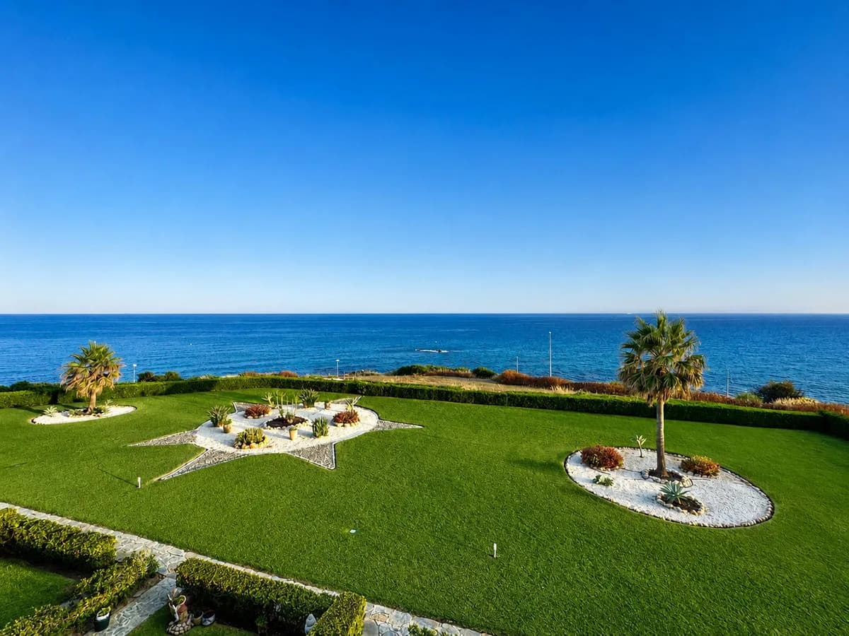 2 Bedroom Middle Floor Apartment for Sale in El Chaparral, Málaga - Image 5