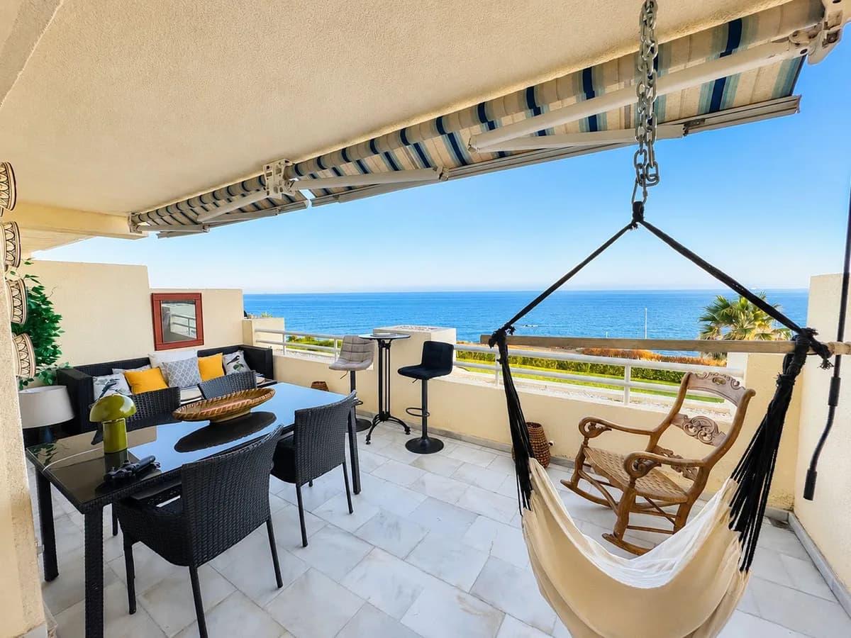 2 Bedroom Middle Floor Apartment for Sale in El Chaparral, Málaga - Image 6