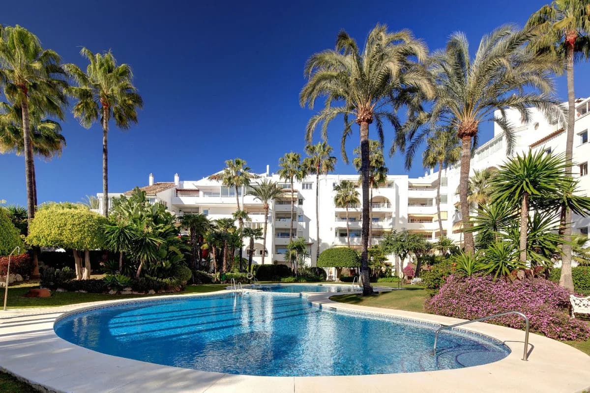 3 Bedroom Middle Floor Apartment for Sale in Atalaya, Málaga