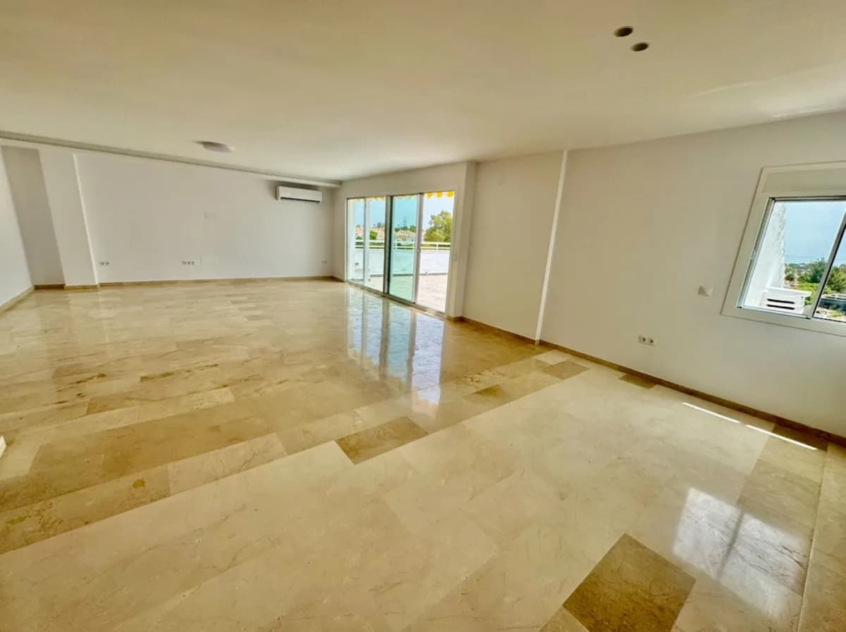 3 Bedroom Middle Floor Apartment for Sale in Atalaya, Málaga - Image 2