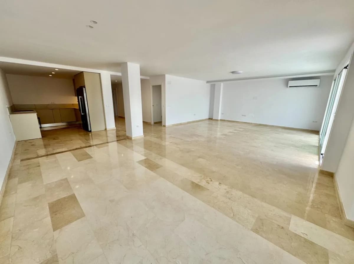 3 Bedroom Middle Floor Apartment for Sale in Atalaya, Málaga - Image 3