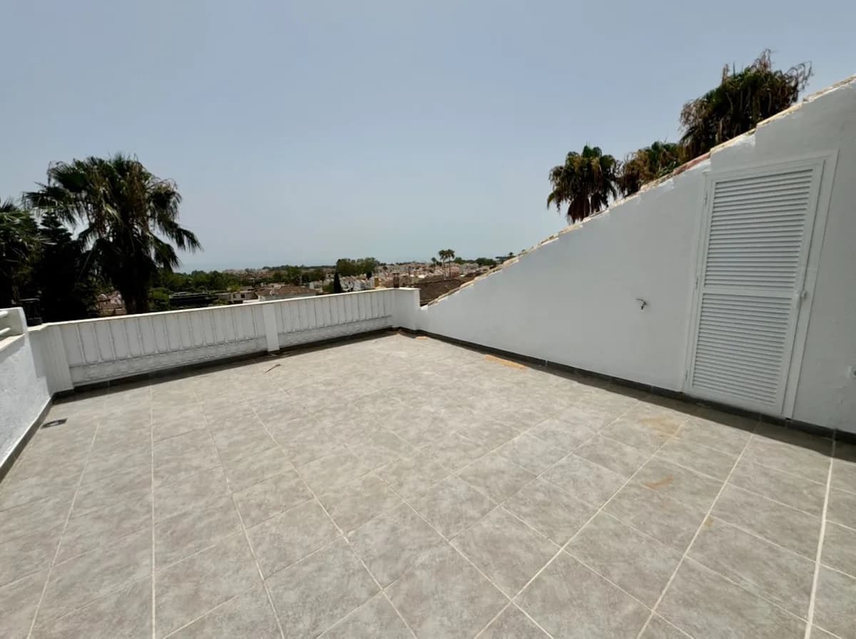 3 Bedroom Middle Floor Apartment for Sale in Atalaya, Málaga - Image 4